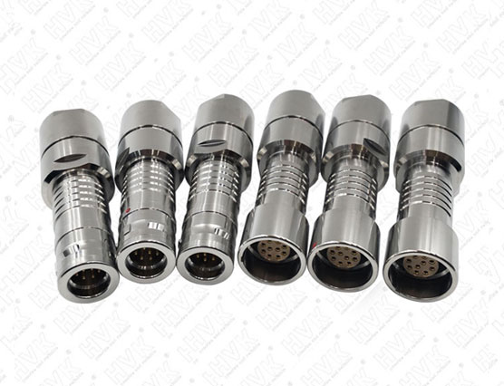 如何通過質譜分析確定真空密封航空連接器的泄漏位置？